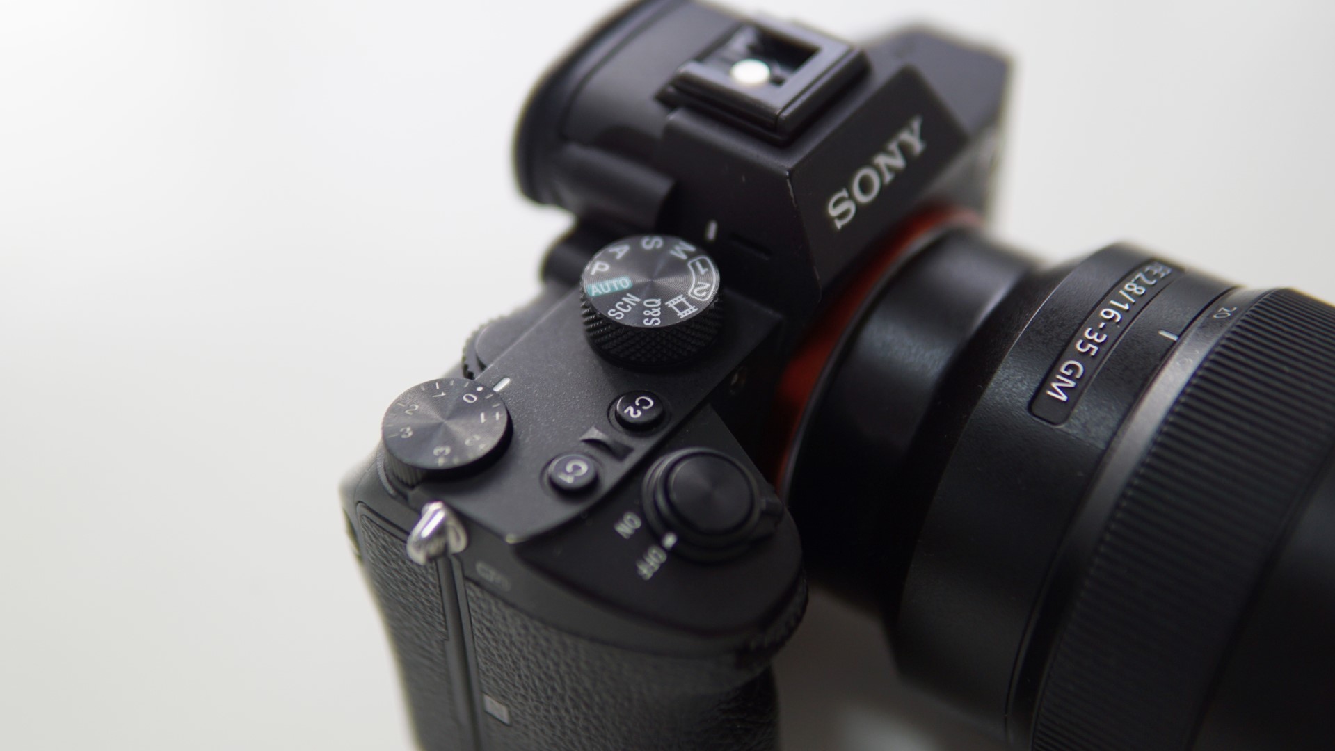 Sony A7III 24MP Full-Frame Mirrorless Camera Review | Wowdecor.ae