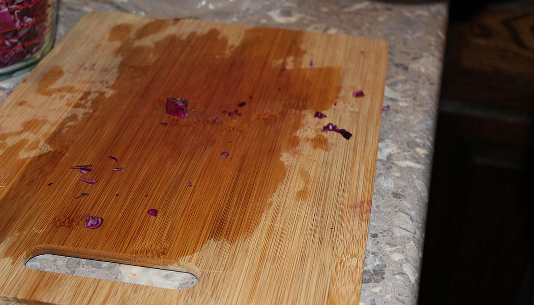 Remove stains from the cutting board quickly