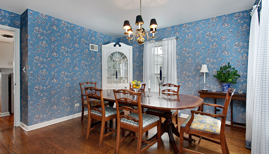 Don’t be afraid of using colourful wallpaper